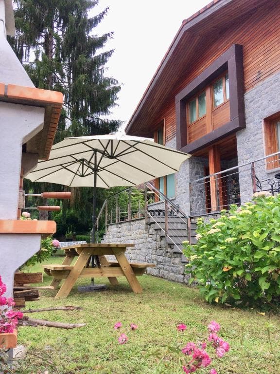 Jardín con mesa de picnic y sombrilla — zona exterior para comer al aire libre