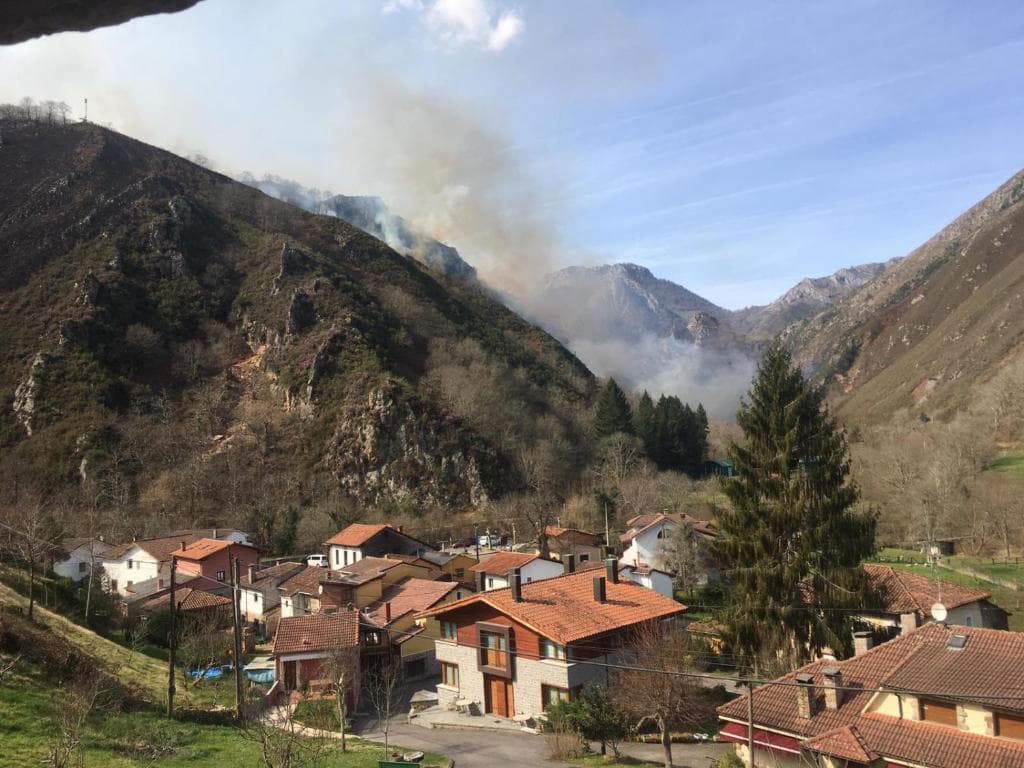 Vistas al pueblo de Santillán y las montañas de Picos de Europa