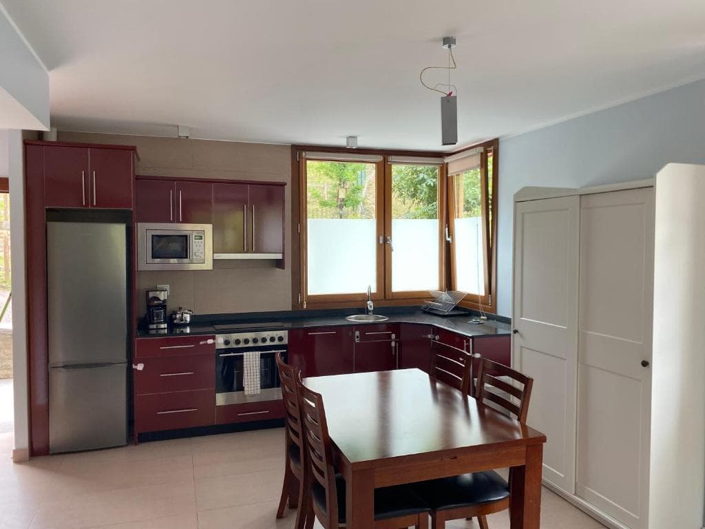 Cocina totalmente equipada con mesa de comedor para 4 personas