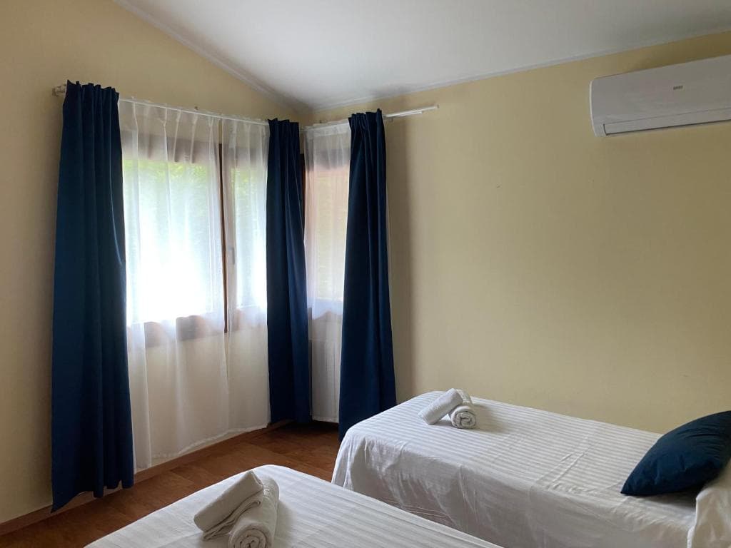 Segundo dormitorio con cama doble y vistas — Casa Maru, Amieva